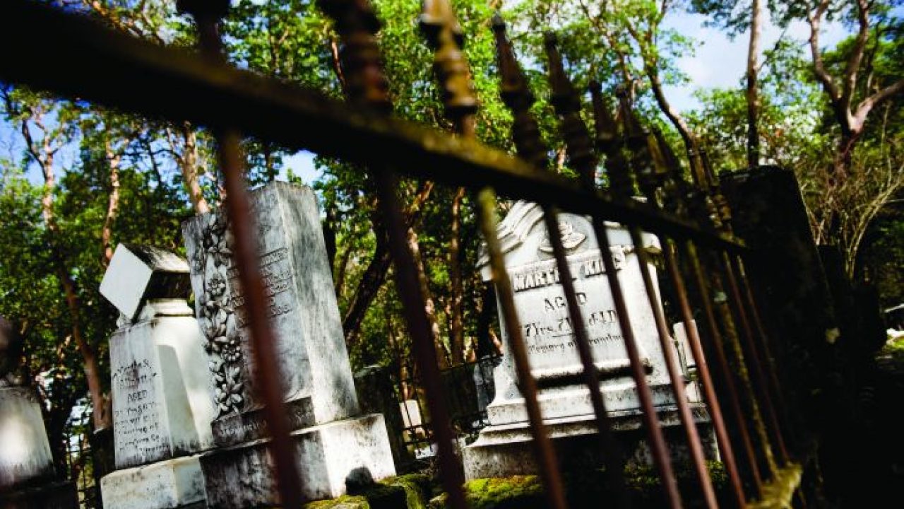 2012-september-october-1859-southern-oregon-history-haunted-oregon-jacksonville-historic-cemetery-gravestone-behind-fence