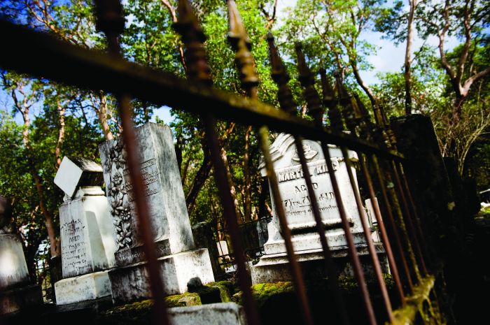 2012-september-october-1859-southern-oregon-history-haunted-oregon-jacksonville-historic-cemetery-gravestone-behind-fence